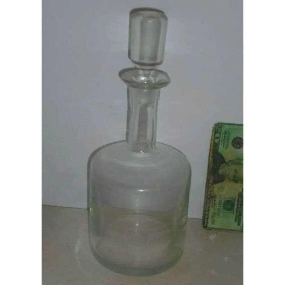 Very Lovely Elegant Glass Decanter. Glows under a black light. - Picture 1 of 9